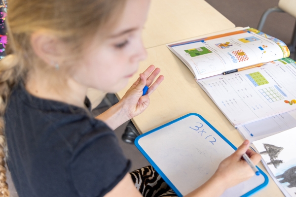 Hoe kan ik iets doorgeven aan de leerkracht van mijn kind?